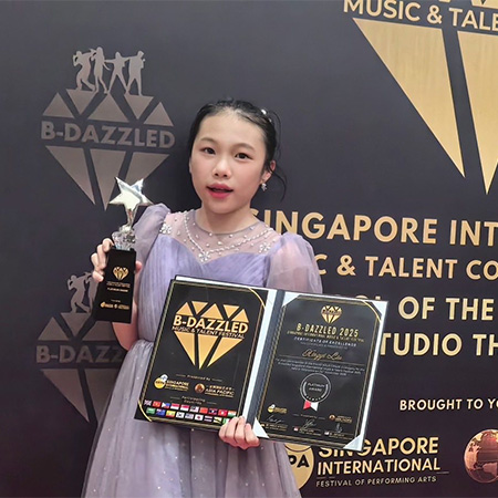 คว้ารางวัล Platinum Award (Piano Grade 3) และ เหรียญเงิน