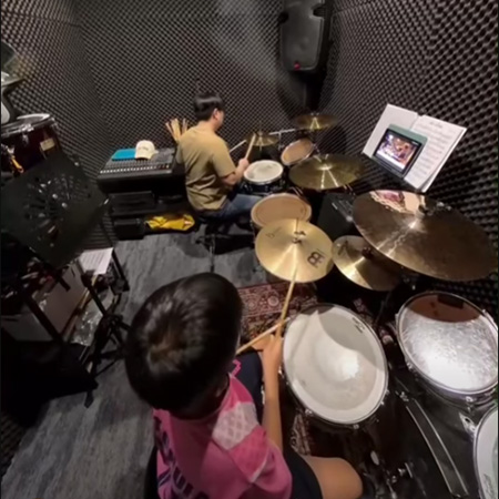 หัวหน้าภาควิชากลอง ร่วมแจมในเพลง “อย่างน้อย”